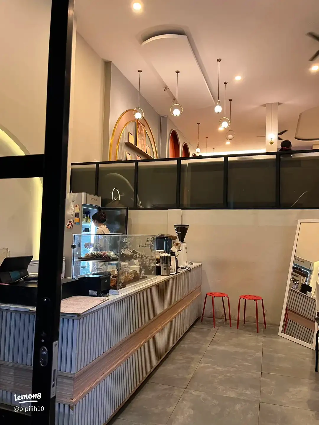 Bar kopi Historia dengan mesin kopi dan pencahayaan hangat